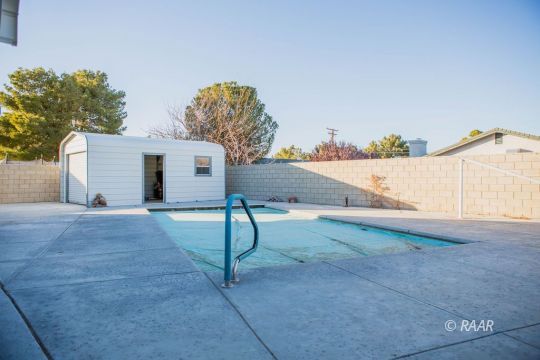 1116 Lee Avenue Ridgecrest, CA 93555 - Photo 25 of 32 a backyard of a house
