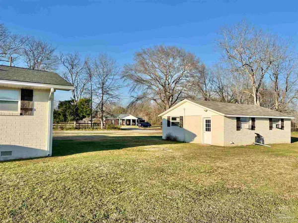 a view of a house with a yard