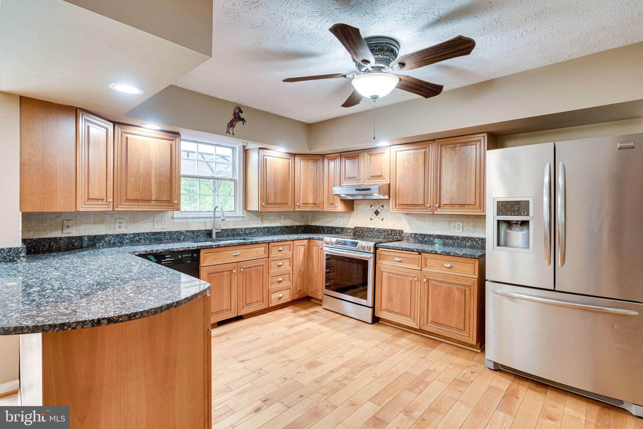 13221 Wates Spring Place Clifton, VA 20124 - Photo 9 of 68 Gorgeous updated kitchen w/premium cabs & granite