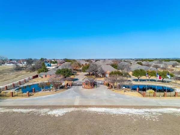 $335,000 | 119 Crestway Drive, Unit 22, Cedar Hill, TX 75104