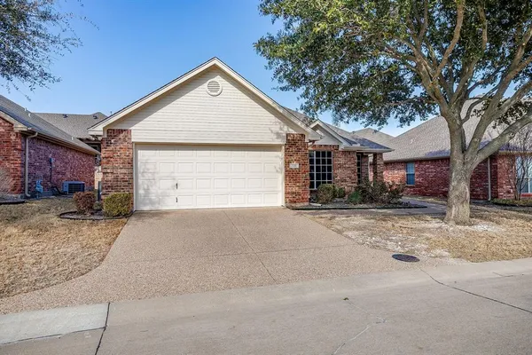 $335,000 | 119 Crestway Drive, Unit 22, Cedar Hill, TX 75104