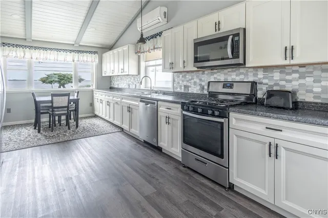 $529,900 | 32396 Rt-12e Cape, Cape Vincent, NY 13618