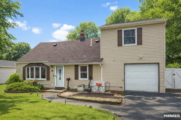 $525,000 | 83 Village Road, Pompton Plains, NJ 07444