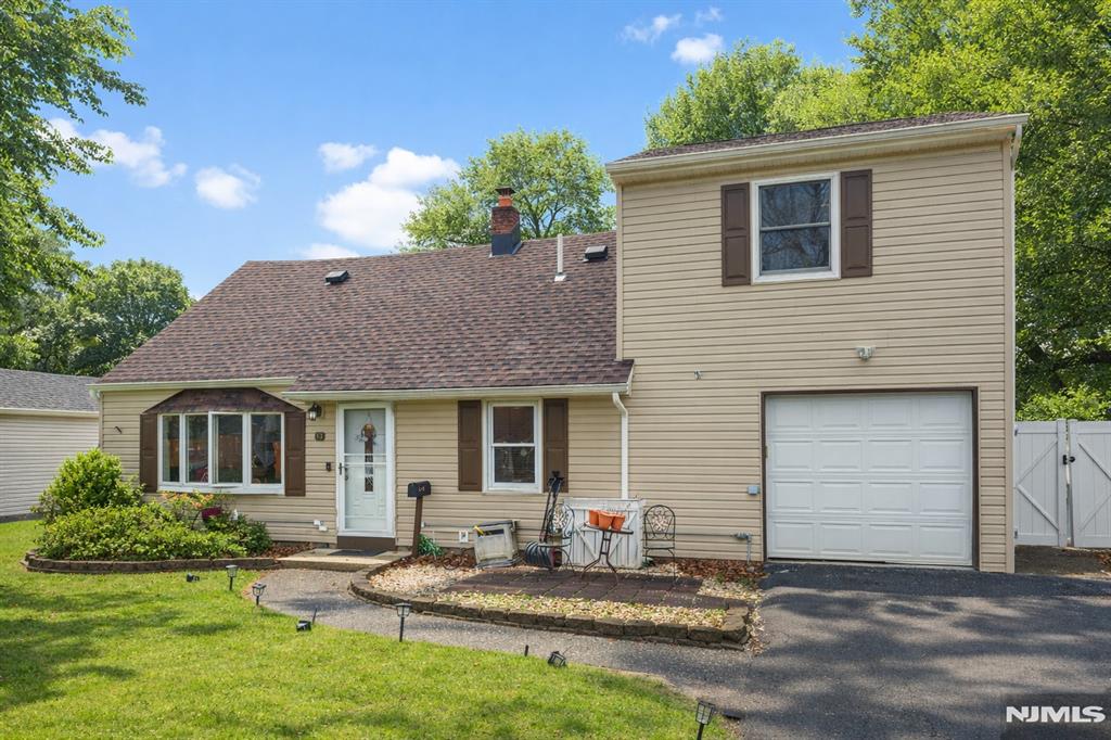 83 Village Road Pompton Plains, NJ 07444 - Photo 1 of 27