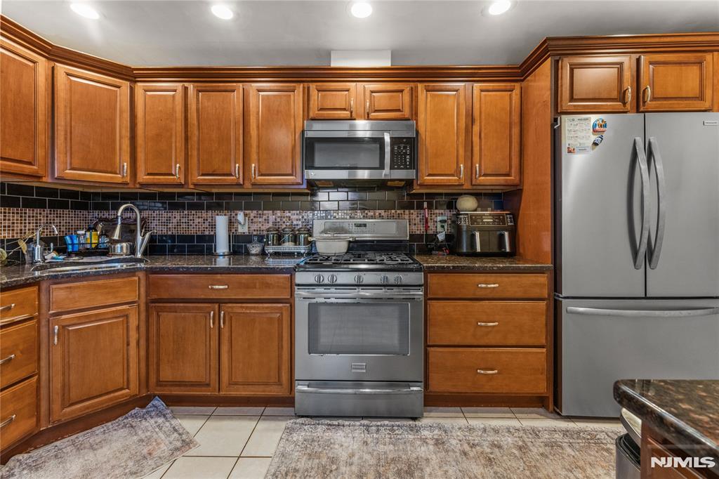 83 Village Road Pompton Plains, NJ 07444 - Photo 13 of 27