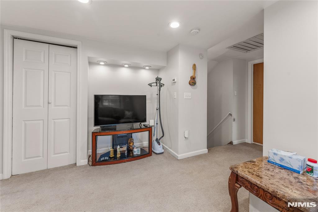 83 Village Road Pompton Plains, NJ 07444 - Photo 17 of 27