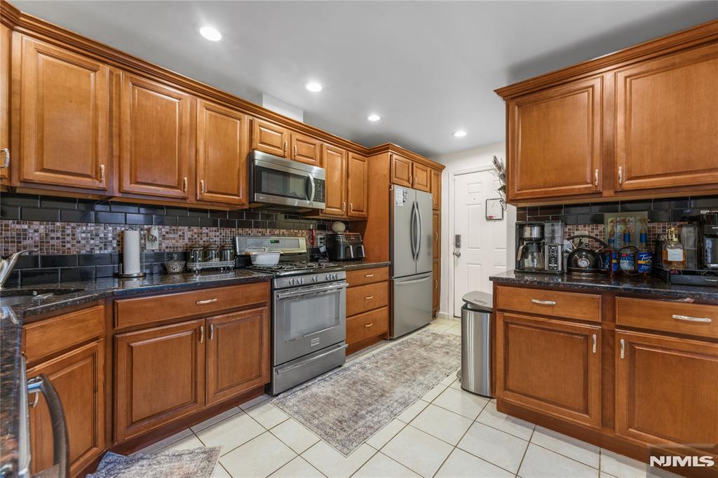 83 Village Road Pompton Plains, NJ 07444 - Photo 9 of 27