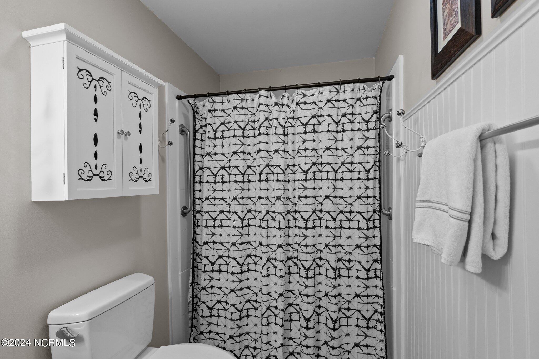 800 Country Club Road, Unit 37 Morehead City, NC 28557 - Photo 22 of 52 Second Bathroom