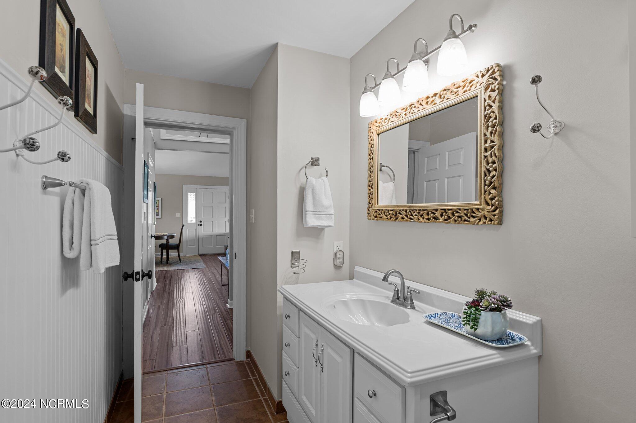 800 Country Club Road, Unit 37 Morehead City, NC 28557 - Photo 23 of 52 Second Bathroom