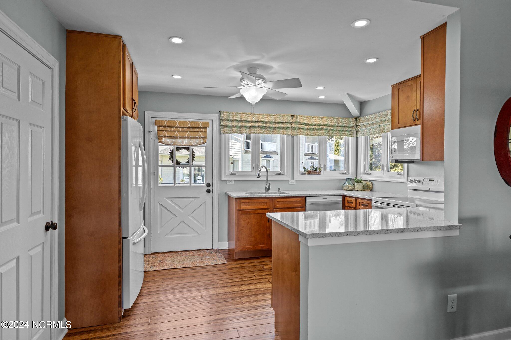 800 Country Club Road, Unit 37 Morehead City, NC 28557 - Photo 4 of 52 Kitchen Entry
