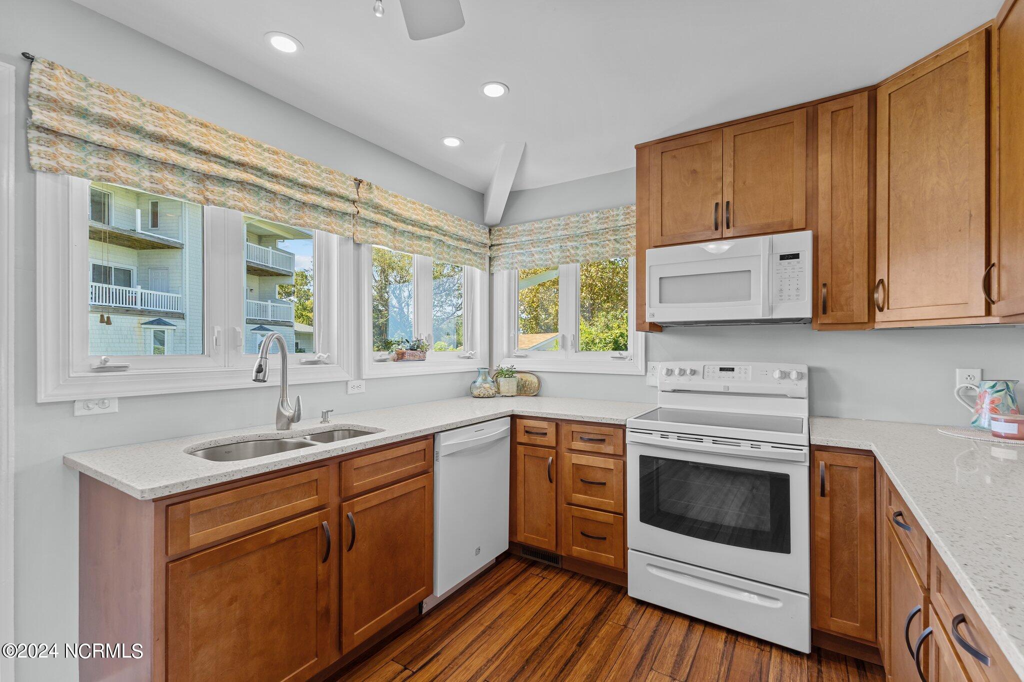 800 Country Club Road, Unit 37 Morehead City, NC 28557 - Photo 5 of 52 Kitchen