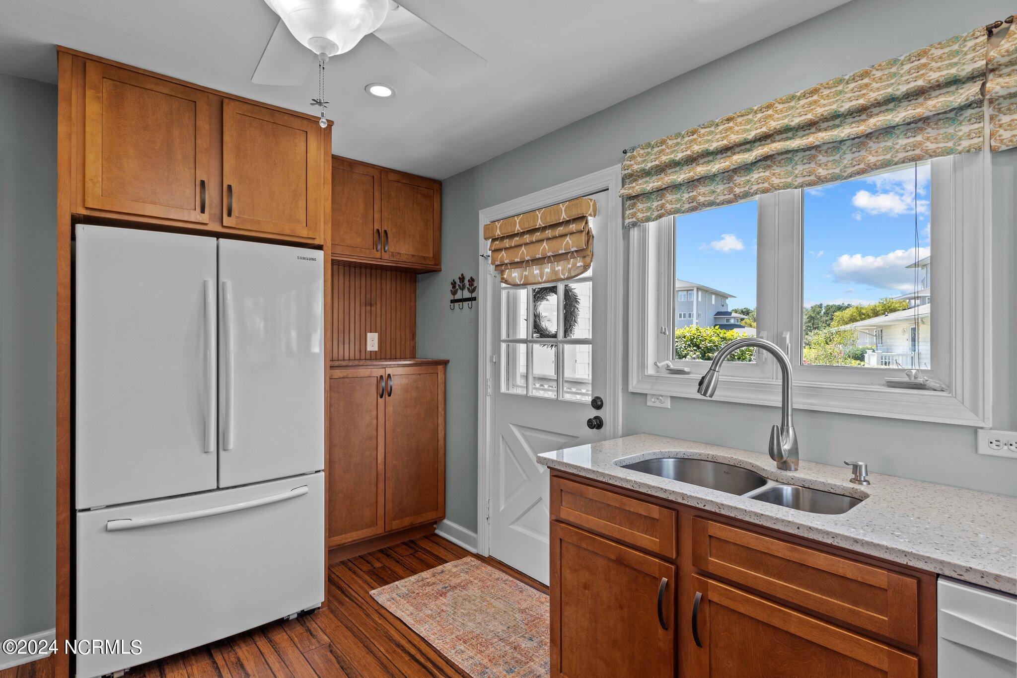 800 Country Club Road, Unit 37 Morehead City, NC 28557 - Photo 6 of 52 Kitchen