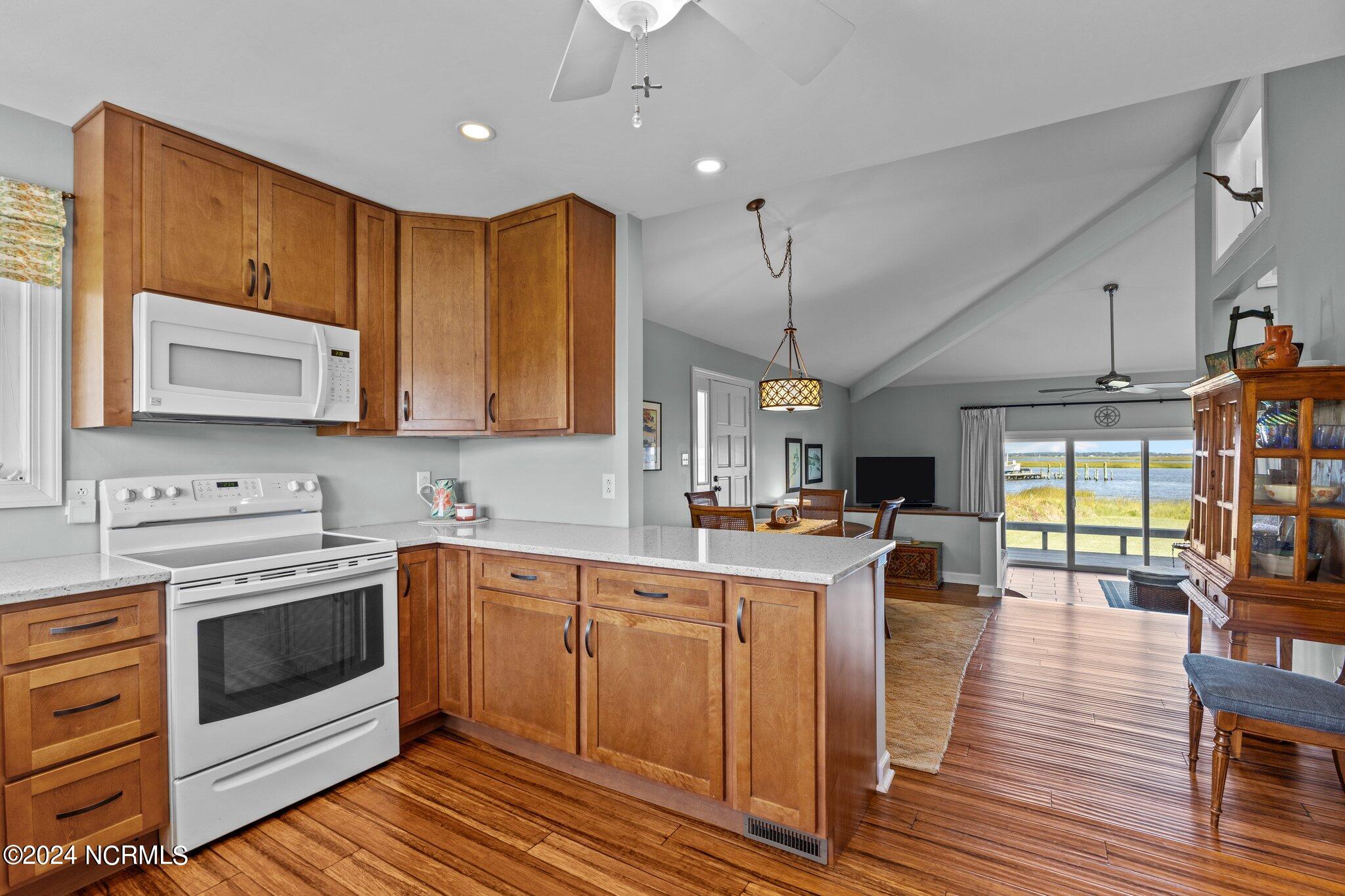 800 Country Club Road, Unit 37 Morehead City, NC 28557 - Photo 7 of 52 Kitchen