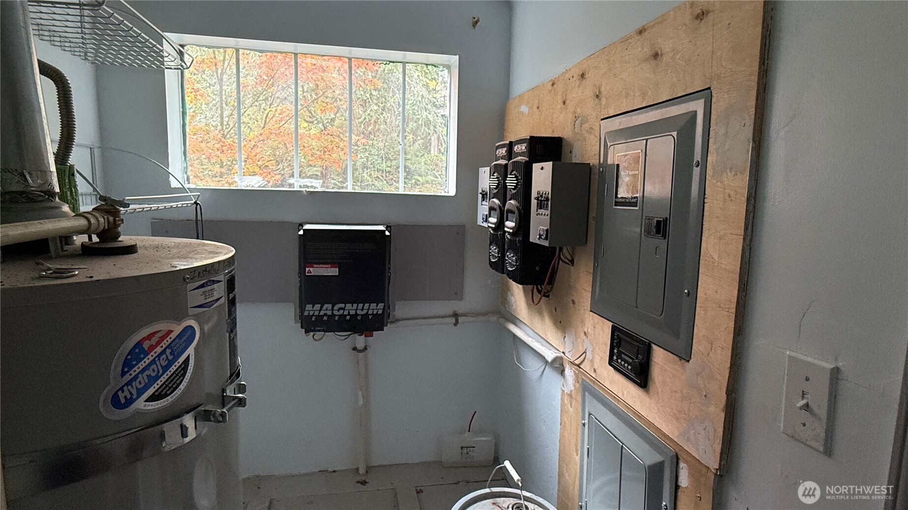 690 Naylor Creek Road Chimacum, WA 98325 - Photo 18 of 40 a bathroom with a sink a toilet and a mirror