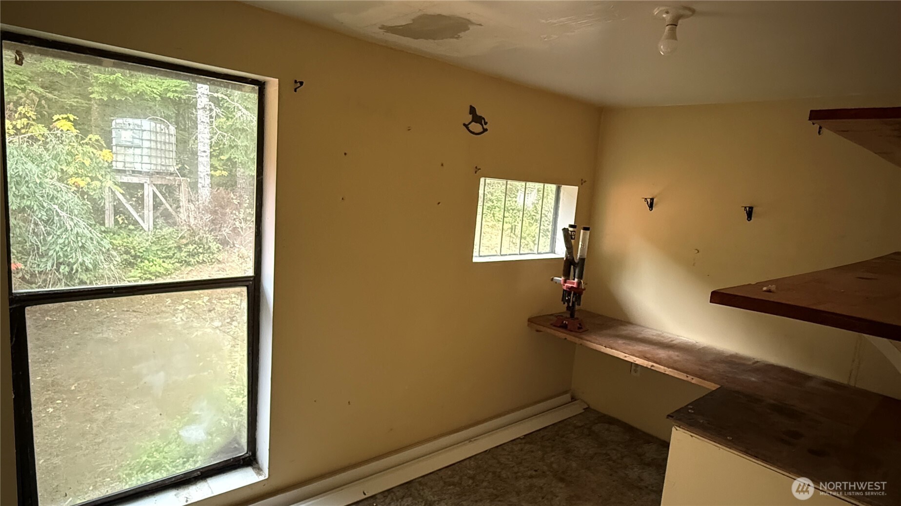 690 Naylor Creek Road Chimacum, WA 98325 - Photo 22 of 40 a room with window