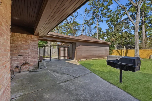 a view of a house with backyard and a tree