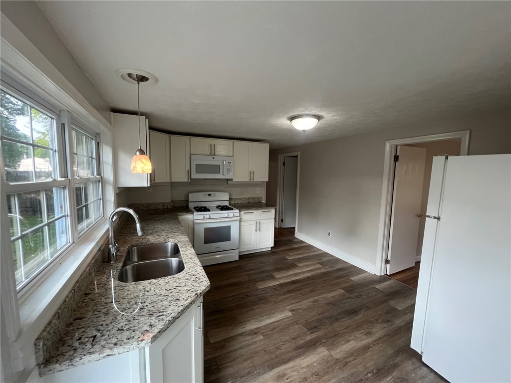 100 Kenneth Avenue Warwick, RI 02889 - Photo 3 of 17