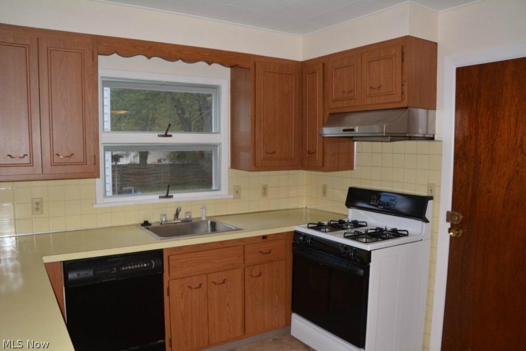 4313 Neville Road Cleveland, OH 44121 - Photo 11 of 20