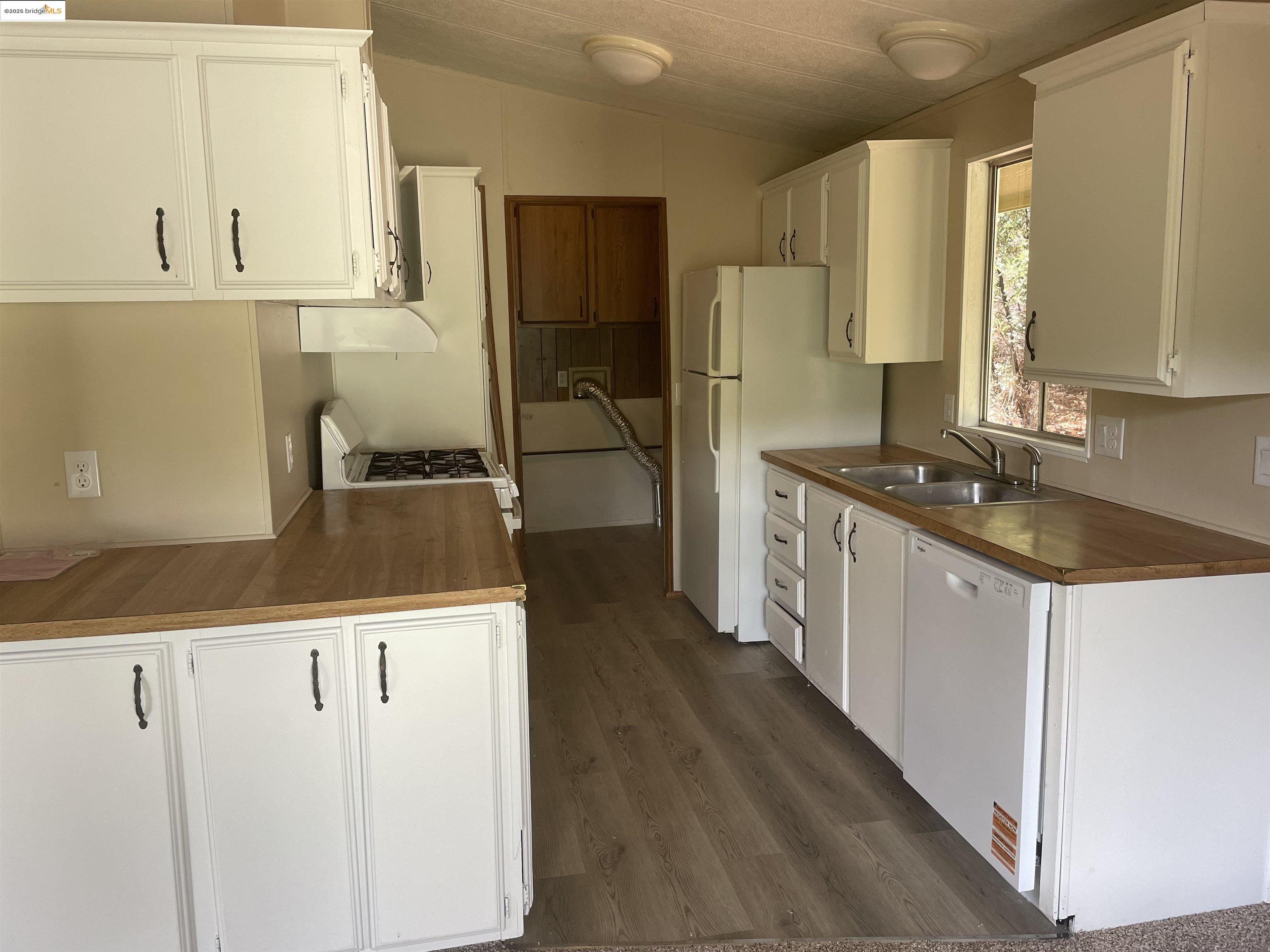21818 Fallview Drive Sonora, CA 95370 - Photo 8 of 21 a kitchen with granite countertop a sink a stove and refrigerator