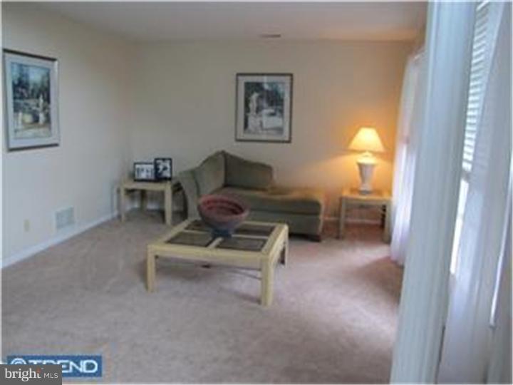 214 Sussex Road Logan Township, NJ 08085 - Photo 5 of 11 Living Room