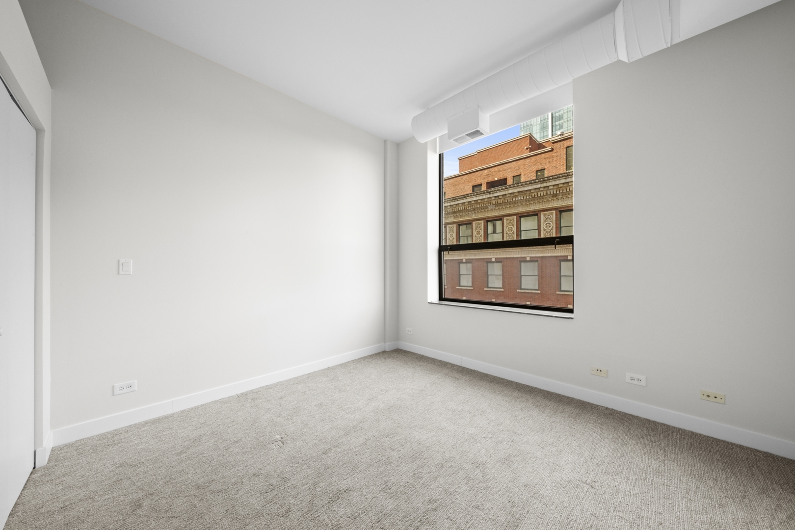 910 South Michigan Avenue, Unit 1004 Chicago, IL 60605 - Photo 16 of 22 an empty room with windows and cabinet