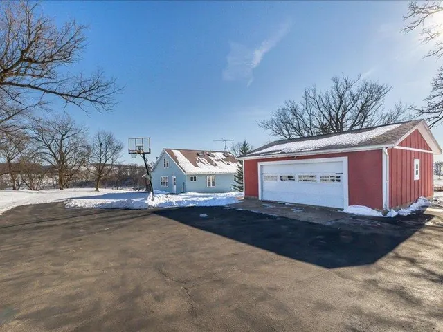 a view of a yard with a house