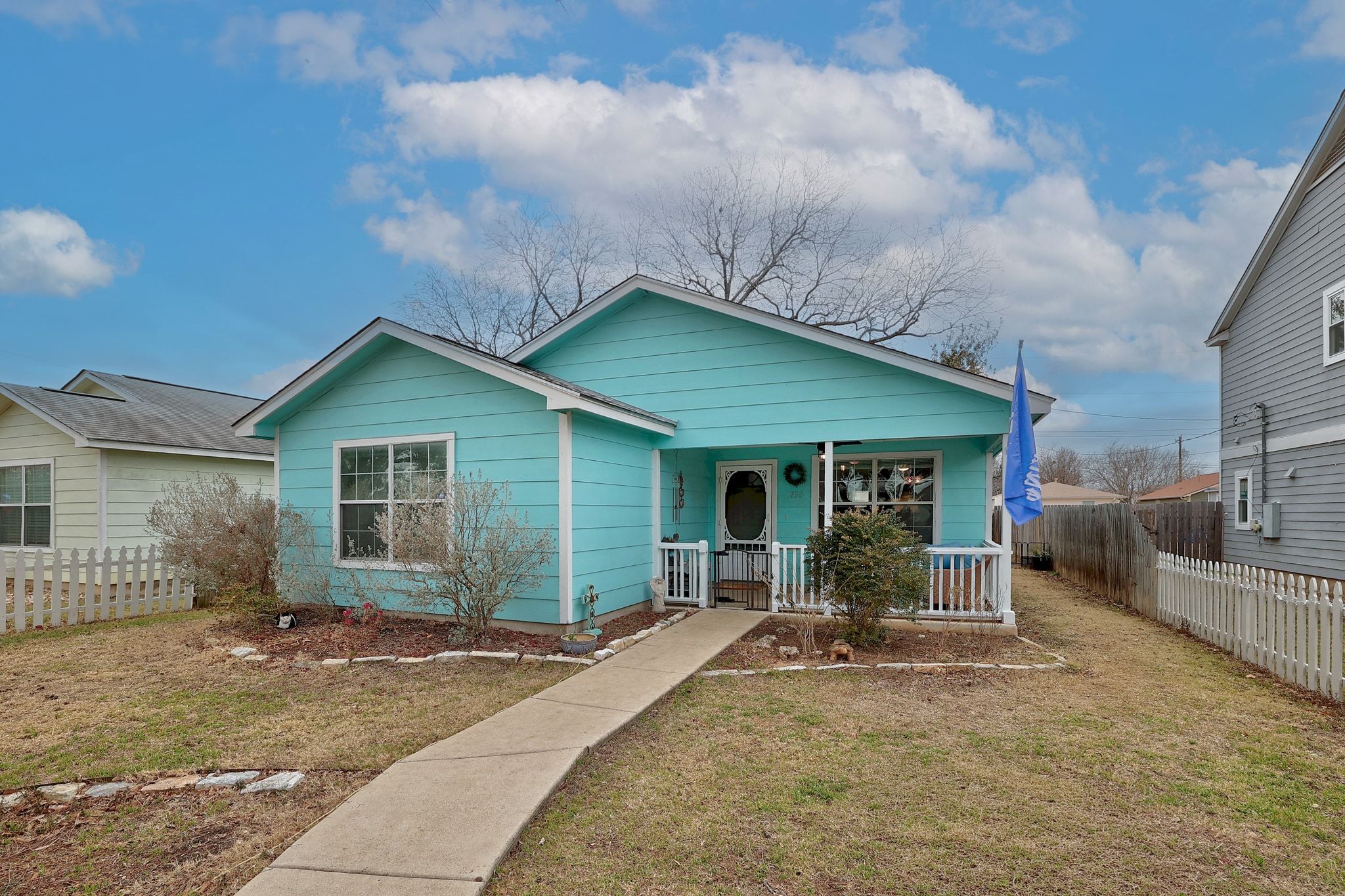 a view of a house with backyard and porch