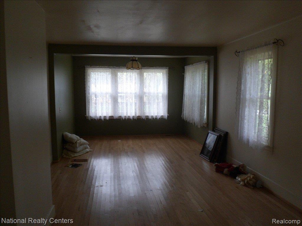 5475 Elizabeth Lake Road Waterford, MI 48327 - Photo 10 of 11 SAM_1008