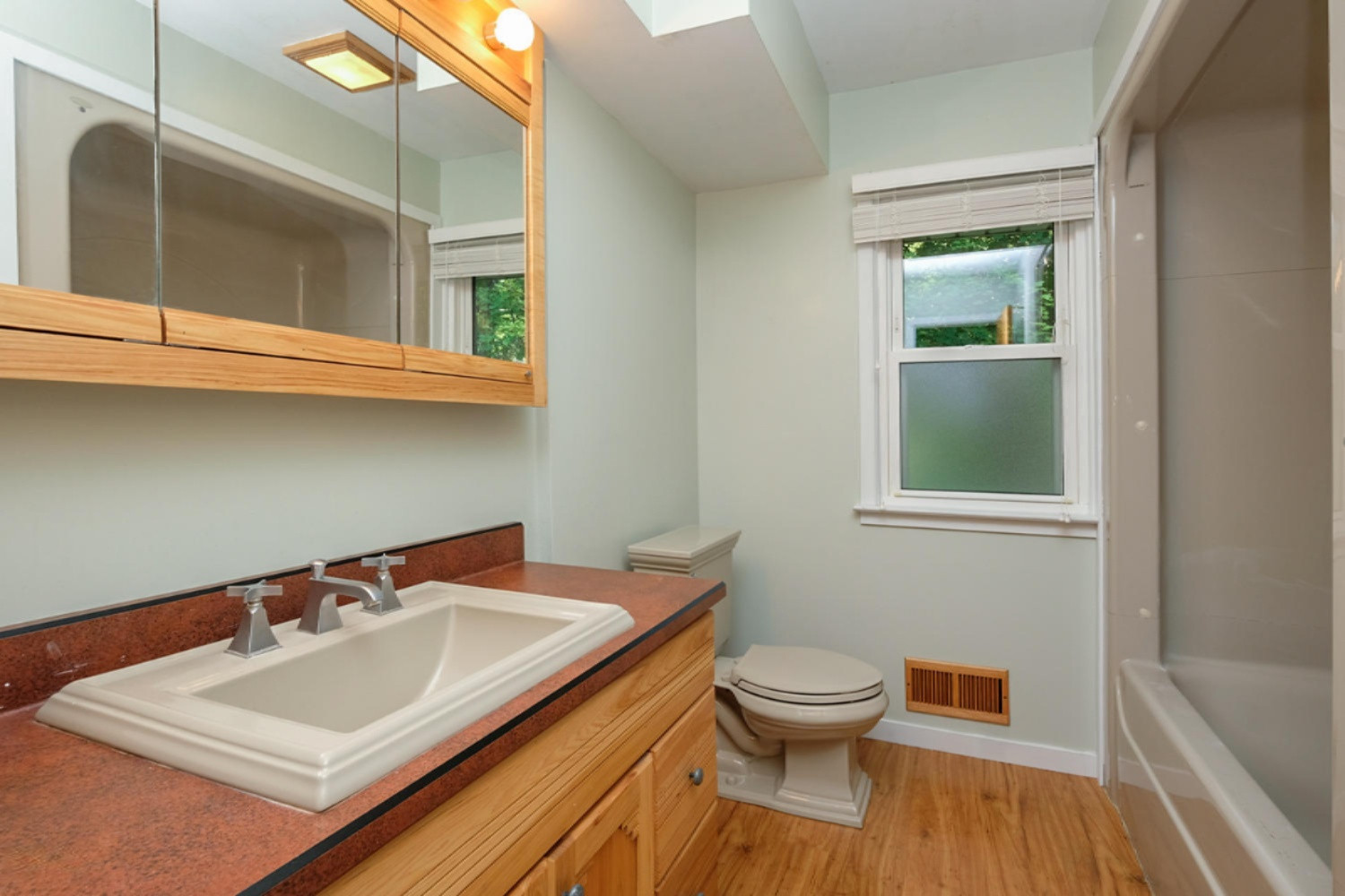 2104 Rambling Road Kalamazoo, MI 49008 - Photo 15 of 21 Main Full Bath