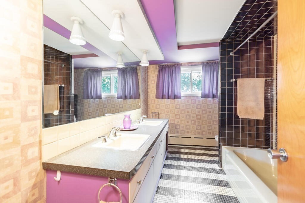 18 Amelia Avenue Winthrop, MA 02152 - Photo 15 of 34 a bathroom with a sink and a bathtub