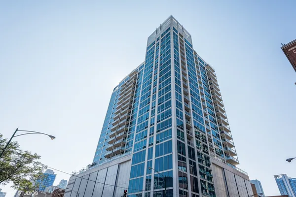 $3,400 | 757 North Orleans Street, Unit 2111, Chicago, IL 60654