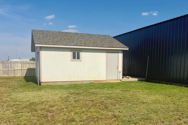 a view of a house with backyard