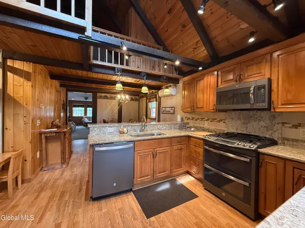 $675,000 | 143 Lakeview Avenue, Mayfield, NY 12117