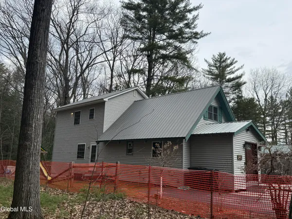 $675,000 | 143 Lakeview Avenue, Mayfield, NY 12117