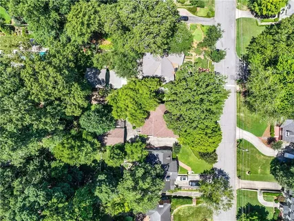 a view of a back yard