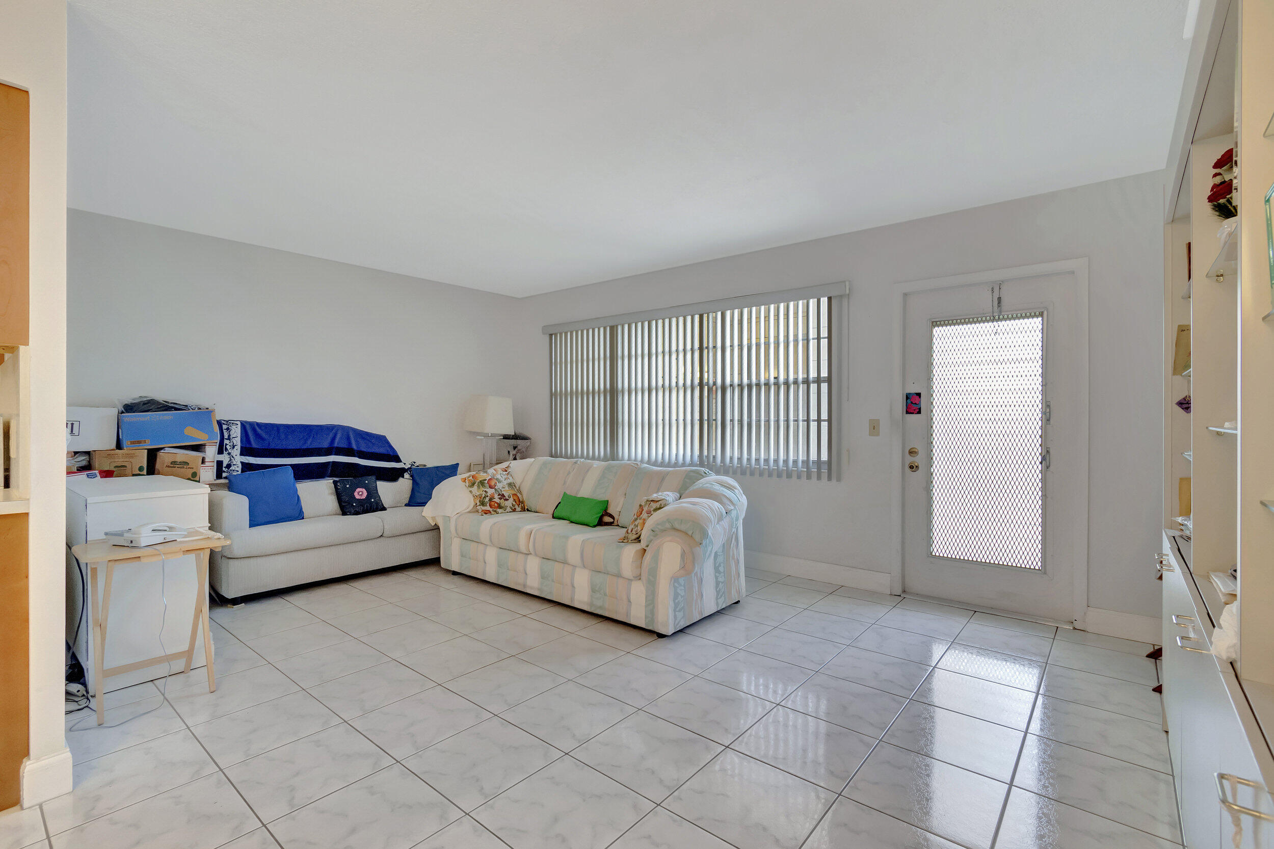 1071 Cornwall East Boca Raton, FL 33434 - Photo 12 of 76 Living Area