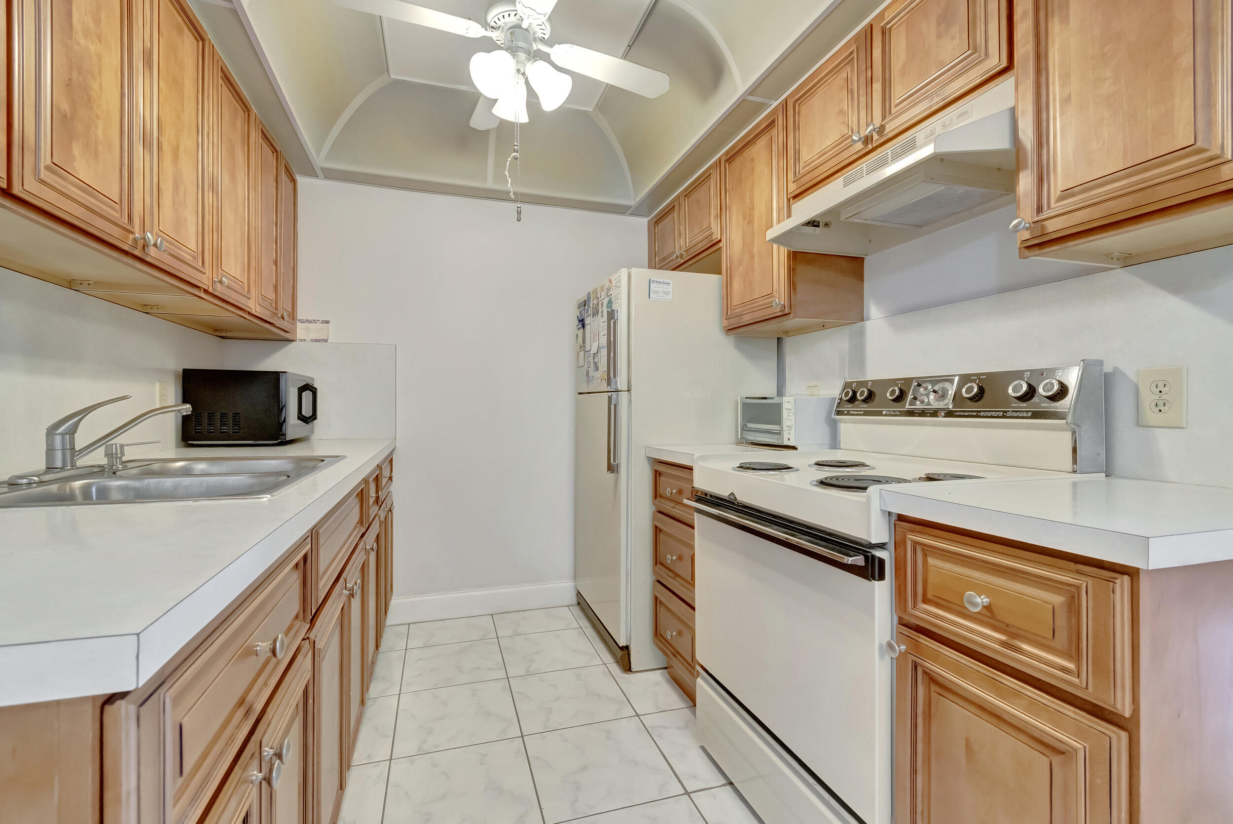 1071 Cornwall East Boca Raton, FL 33434 - Photo 17 of 76 High-End Kitchen