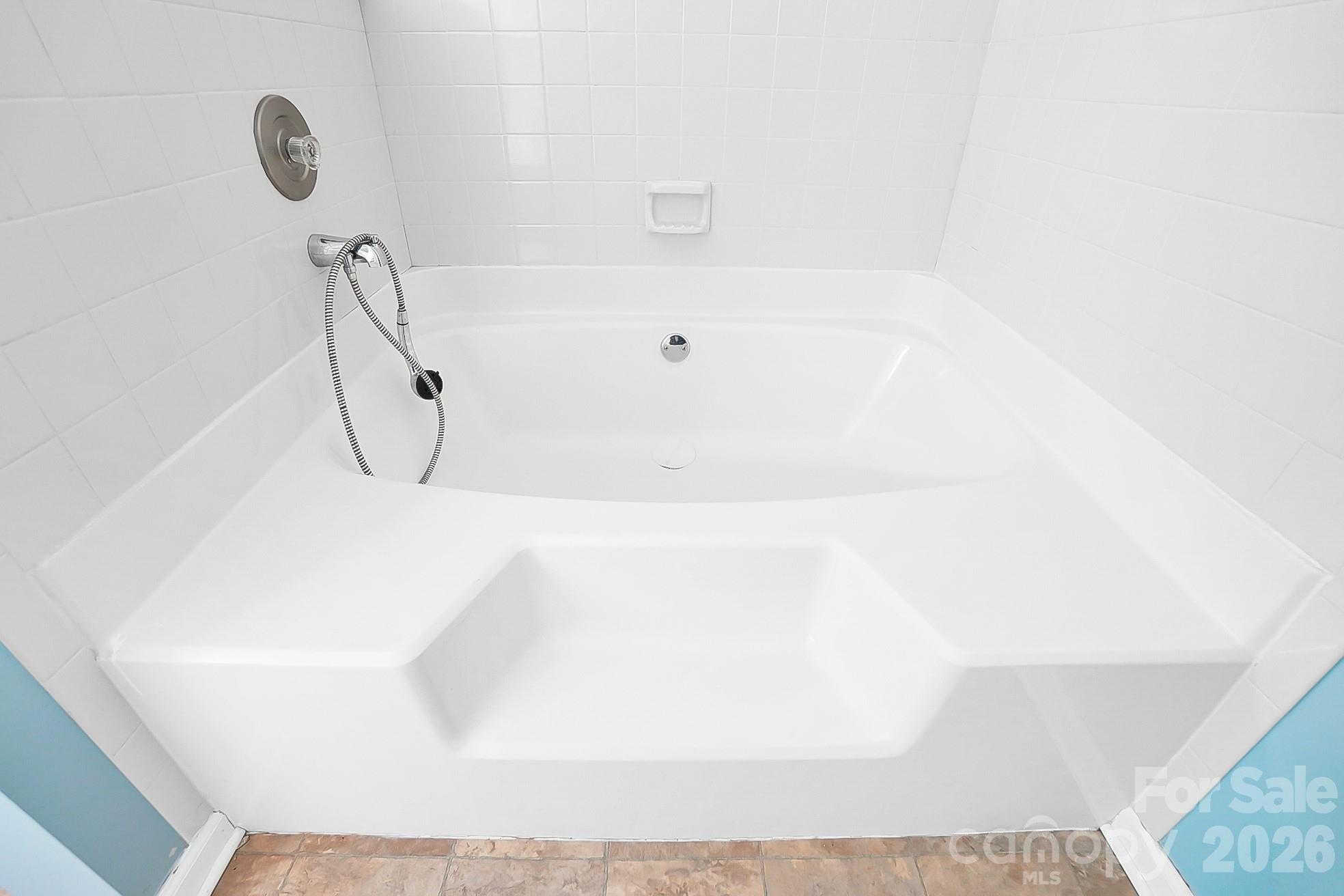 6906 Streamside Drive Charlotte, NC 28212 - Photo 24 of 48 a bathroom with a bathtub