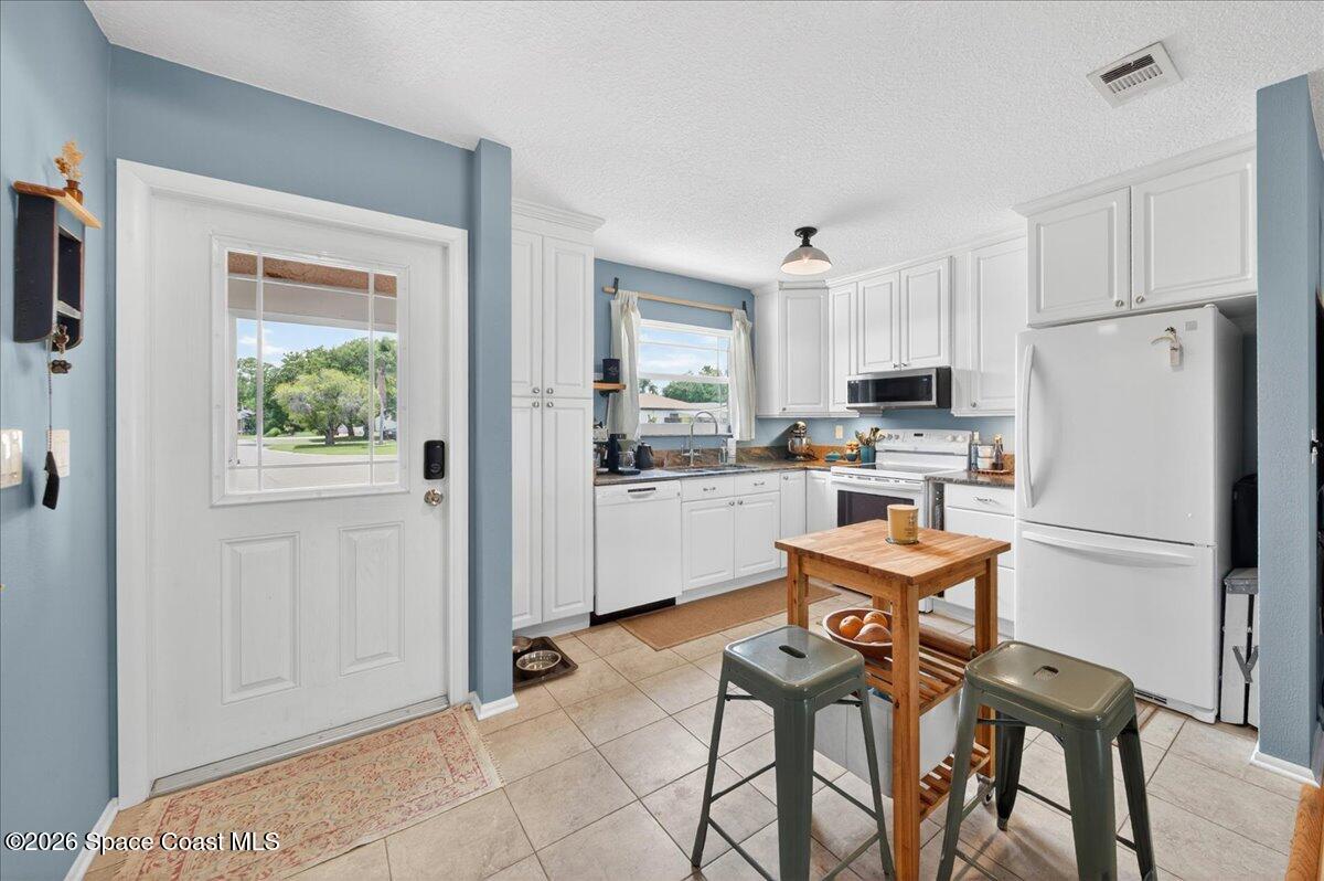 920 Gables Way Melbourne, FL 32940 - Photo 8 of 25 06-JGP_8295