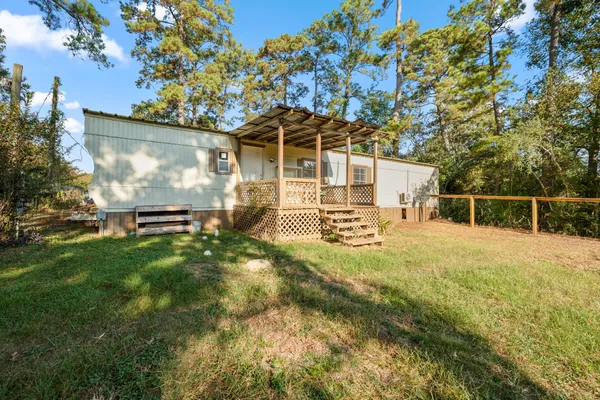 a view of a backyard