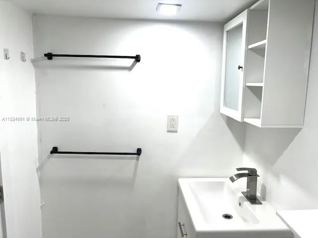 $1,300 | 0 Southwest 56th Street, Unit B, Davie, FL 33314