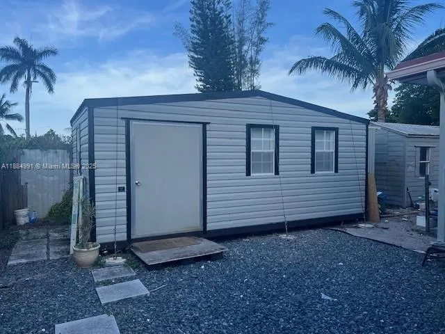 $1,300 | 0 Southwest 56th Street, Unit B, Davie, FL 33314