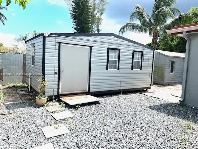 $1,300 | 0 Southwest 56th Street, Unit B, Davie, FL 33314