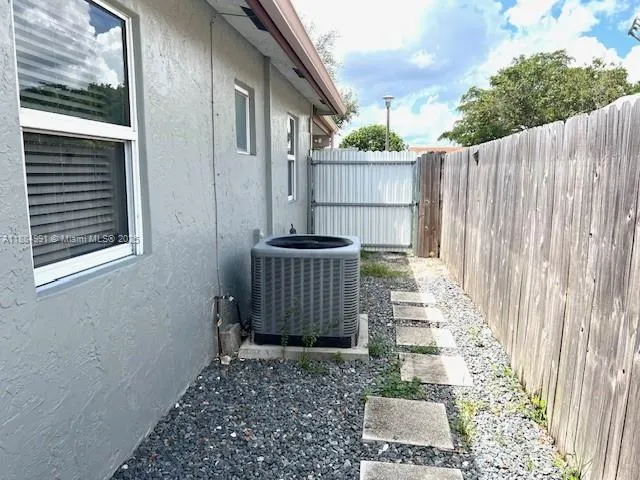 $1,300 | 0 Southwest 56th Street, Unit B, Davie, FL 33314