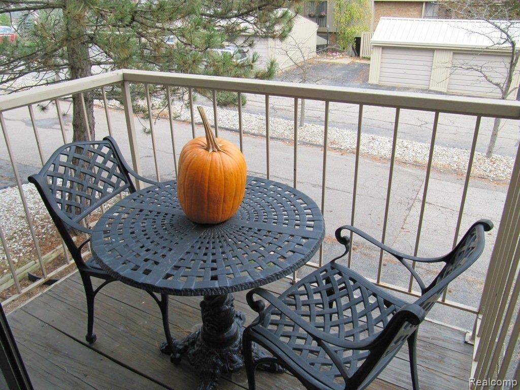 827 Oak Brook Ridge Drive, Unit 135 Rochester, MI 48307 - Photo 5 of 16 Deck