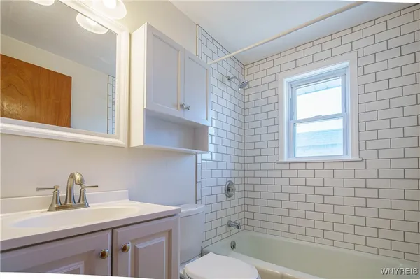 $1,300 | 185 Mead Street, North Tonawanda, NY 14120