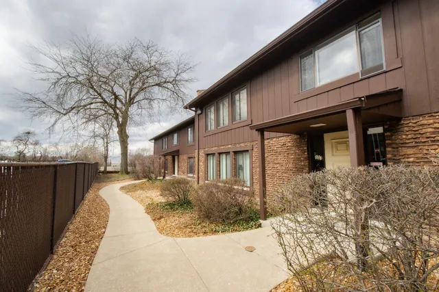 $210,000 | 107 65th Lake Drive, Unit 202, Westmont, IL 60559