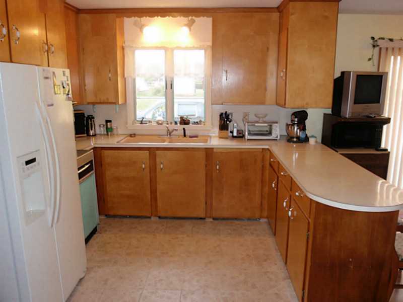 67 Nelson Road Cranston, RI 02921 - Photo 5 of 18 Kitchen.