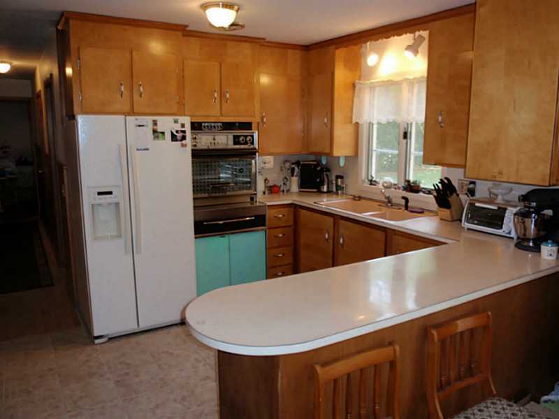 67 Nelson Road Cranston, RI 02921 - Photo 6 of 18 Kitchen.