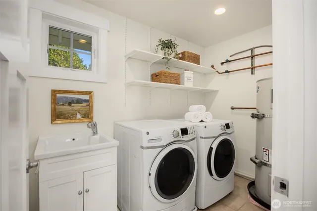 a view of entryway with washer and dryer